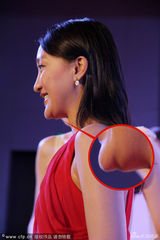 组图：周迅红裙亮相疑发福 秀婚戒露双下巴