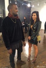 组图：卡戴珊酷帅皮裙裹臀 真空深V装秀八字奶