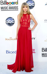 组图：泰勒-斯威夫特红裙亮相公告牌音乐大奖