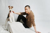 组图：韩栋与名犬拍时尚写真 展雅痞个性