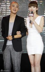 组图：柳岩“绷带装”秀美胸 包贝尔走神看傻眼