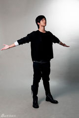 组图：赵文浩为宣传新歌《巧克力》拍新造型照