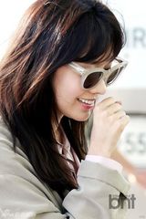 组图：金雅中宣传《神奇》飞上海 时尚亮相机场