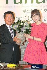 组图：韩星孔贤珠举办插花试演会