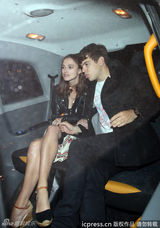 组图：奈特莉婚后首亮相晒钻戒 老公懒理狗仔