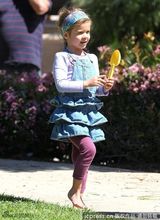 组图：杰西卡-阿尔芭公园亲子游 帮爱女穿鞋显温馨