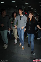 组图：王力宏婚后首露面 坦言计划生子中