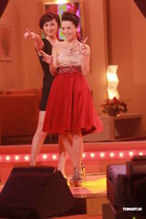 组图：谭咏麟关心妍台上合唱 众星现身无线电视城