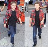 组图：贝克汉姆全家现身机场 小七嘟嘴卖萌