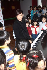 组图：炎亚纶幼儿园教钢琴 不排除将来当老师