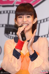 组图：台湾电影联合造势 郭书瑶秀美腿发红包