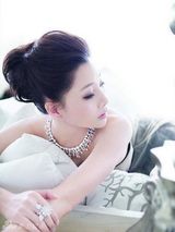 幻灯图：殷桃化身时尚达人 百变造型展现迷人风采