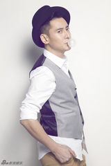 组图：韩栋清爽写真照搞怪表情显诙谐