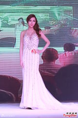 组图 性侵门女主角爆乳装亮相 展傲人双峰