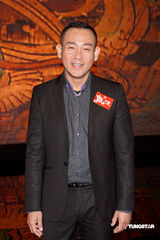 幻灯图：林保怡为《敦煌》录影 做主持美女环绕 