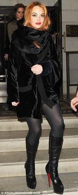 组图：林赛-罗韩夜店狂欢 红唇风骚大秀名包