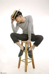 组图：尹正春日嬉皮写真鬼马表情玩复古