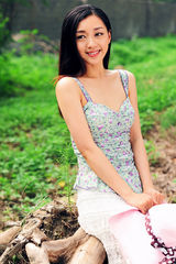 组图：姜鸿写真尽显邻家女孩自然清新