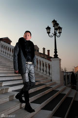 组图：果静林冬日户外大片 余晖中展潮男范儿