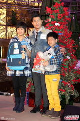 组图：郭富城享受秀肌肉 单身圣诞节与妈妈度过