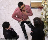 高清图：郭富城抵沪众保镖护驾 当众整装频挠脖