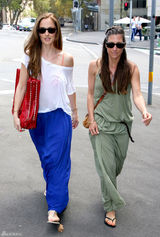 高清组图：敏卡-凯利街拍 露肩上衣搭配蓝色长裙