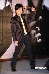 组图：胡彦斌台湾发片圣诞女郎助阵 喝酒避绯闻