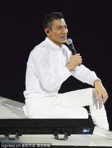 组图：刘德华广州开唱秀肌肉 与辣妹跳贴身热舞