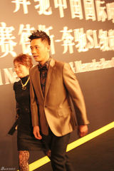 组图：杜淳时装周压轴走秀  助阵中国新锐设计师