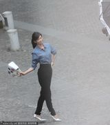 组图：林志玲学芭蕾调皮翘脚 手插口袋杂耍卖萌