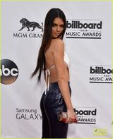 组图：卡戴珊妹妹长腿无敌 露纤瘦美背