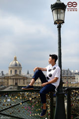 组图：魏晨巴黎行大片出炉 锁心桥惬意漫步