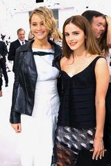 组图：女汉子出没!“赫敏”艾玛惨遭劳伦斯摁脸