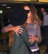 组图：阿尔芭与女友人吻别 上演黏腻“蕾丝情”