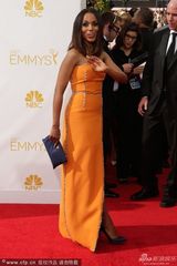 组图：《丑闻》女星凯莉-华盛顿橘色礼服现身