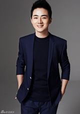 组图：余少群杂志写真 多情才子变帅气暖男