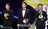 组图：胡歌金秀贤郑元畅首尔电视节同获人气奖