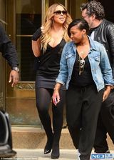 组图：玛丽亚-凯莉V领裙秀性感 身材丰满心情靓