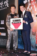 组图：吴君如现身挺初恋 杜德伟无惧爱妻生醋意