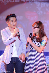 组图：曹格欲跟黄磊结亲家 女儿听村长秒变哭脸