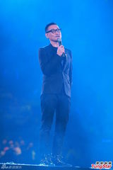 组图：陈慧娴张学友亲吻无顾忌 演唱会变老友会