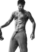 组图：贝克汉姆登内衣广告 肌肉映纹身狂野性感