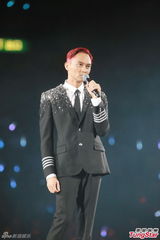 组图：张智霖开唱裸身美女环伺 袁咏仪领衔助威