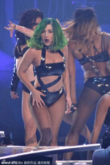 组图：Lady Gaga演唱会着夸张螃蟹装High唱不停
