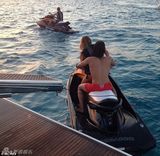 奥兰多-布鲁姆疑搭20岁嫩模新欢 派对狂欢手舞足蹈