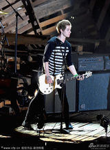 组图：看脸就醉了 小鲜肉五秒盛夏乐队献唱