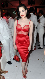 组图：脱衣舞娘蒂塔伞掉地 两位绅士抢着捡