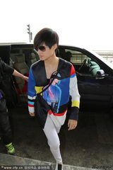 组图：李宇春潮装出征戛纳 黑超掩面机场遭围堵