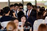 组图：李敏镐低调现身机场 粉丝围堵人山人海
