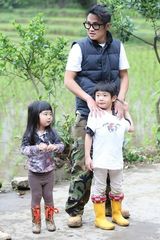 组图：萌娃独自出任务集市砍价 爸爸变装成妖怪